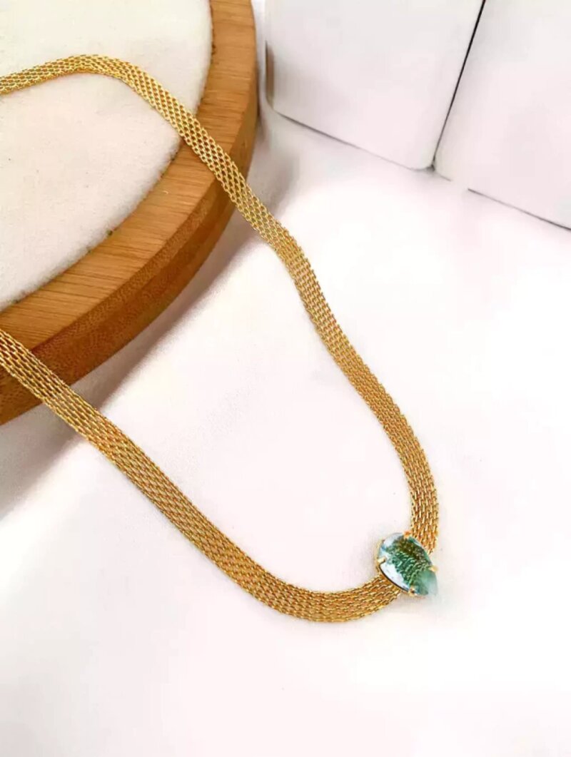 Choker de manta folheada com ponto de luz formato gota.