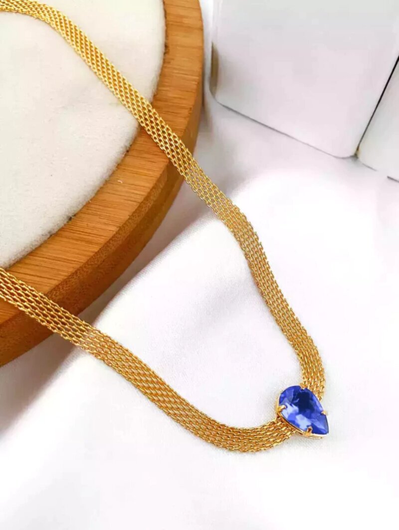 Choker de manta folheada com ponto de luz formato gota.