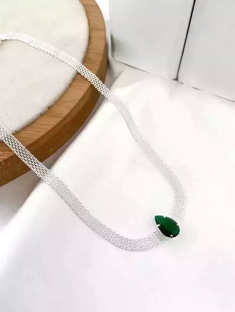 Choker de manta folheada com ponto de luz formato gota.