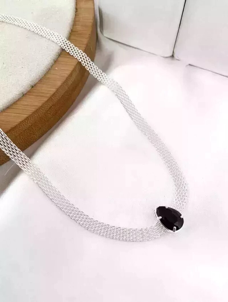 Choker de manta folheada com ponto de luz formato gota.