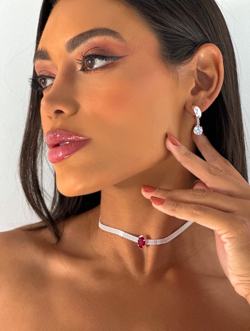 Choker de manta folheada com ponto de luz formato gota.