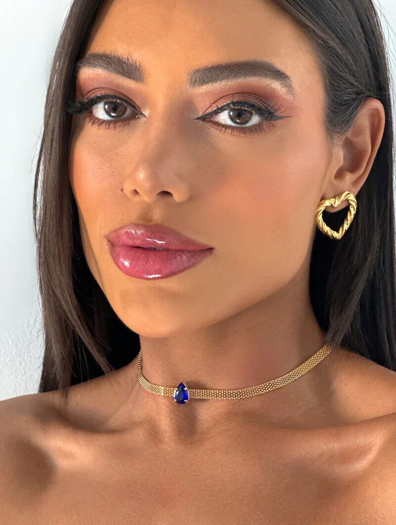 Choker de manta folheada com ponto de luz formato gota.