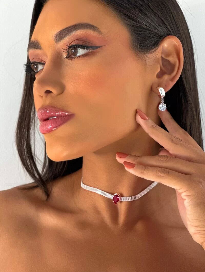 Choker de manta folheada com ponto de luz formato gota.
