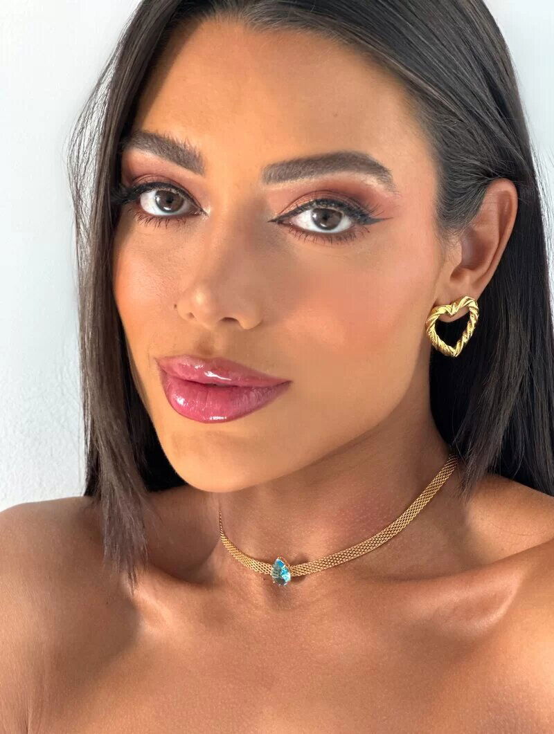 Choker de manta folheada com ponto de luz formato gota.