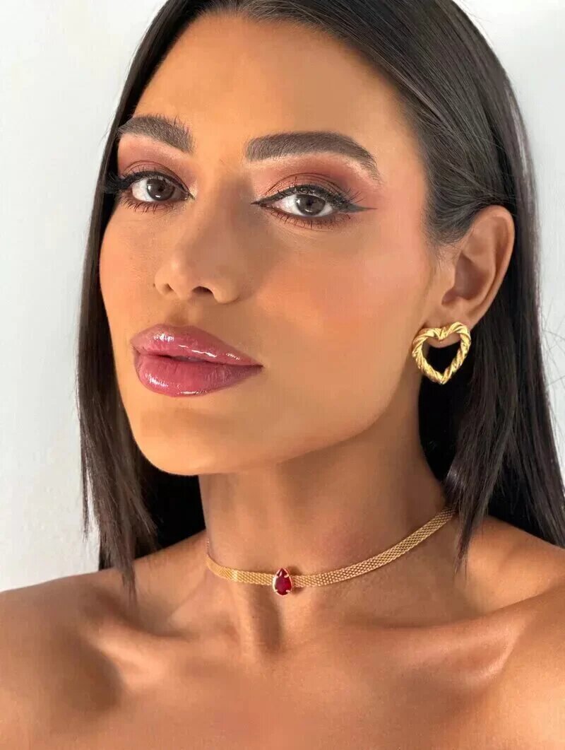Choker de manta folheada com ponto de luz formato gota.