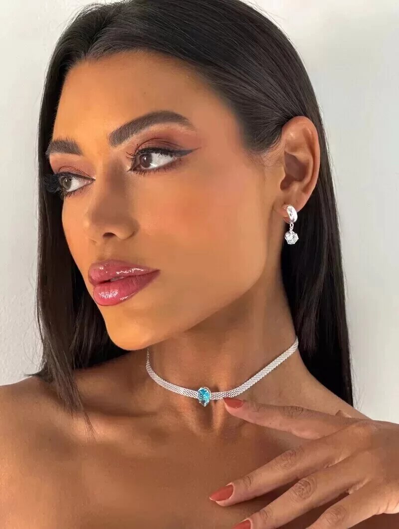 Choker de manta folheada com ponto de luz formato gota.