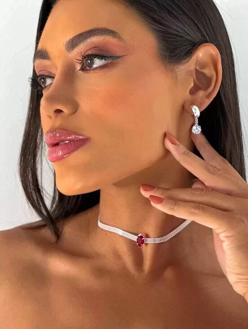 Choker de manta folheada com ponto de luz formato gota.