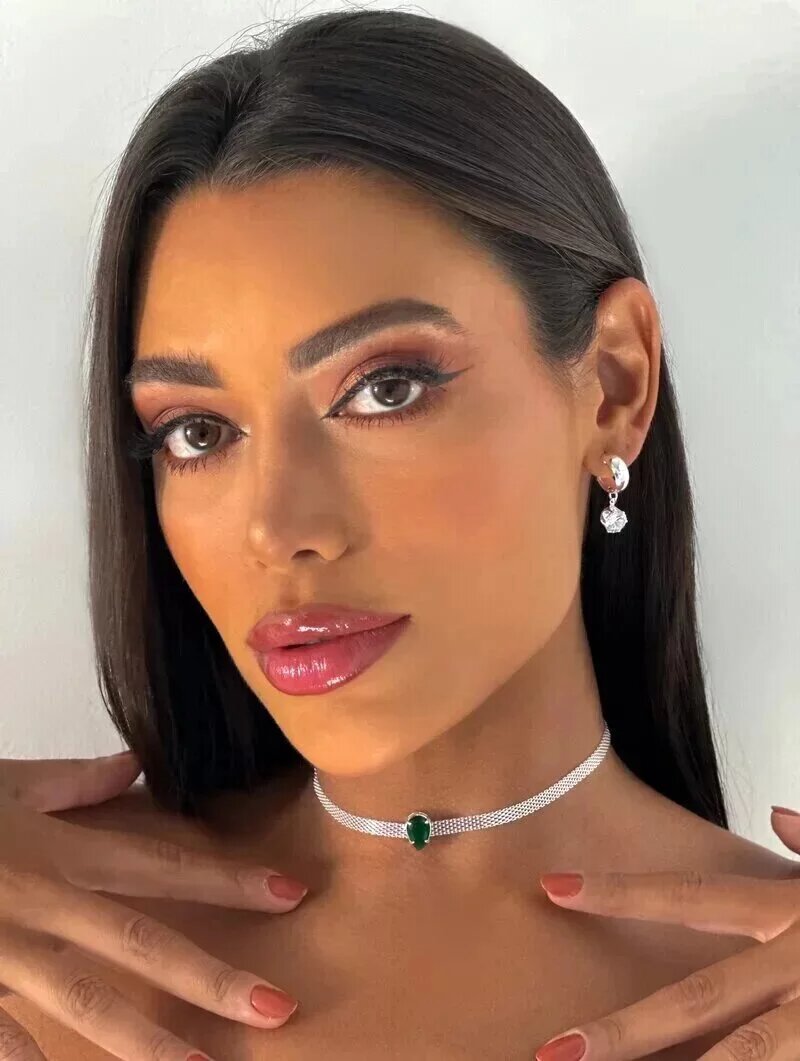 Choker de manta folheada com ponto de luz formato gota.