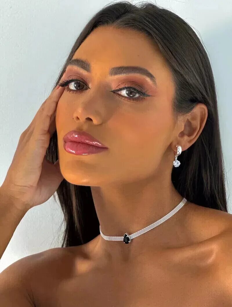 Choker de manta folheada com ponto de luz formato gota.