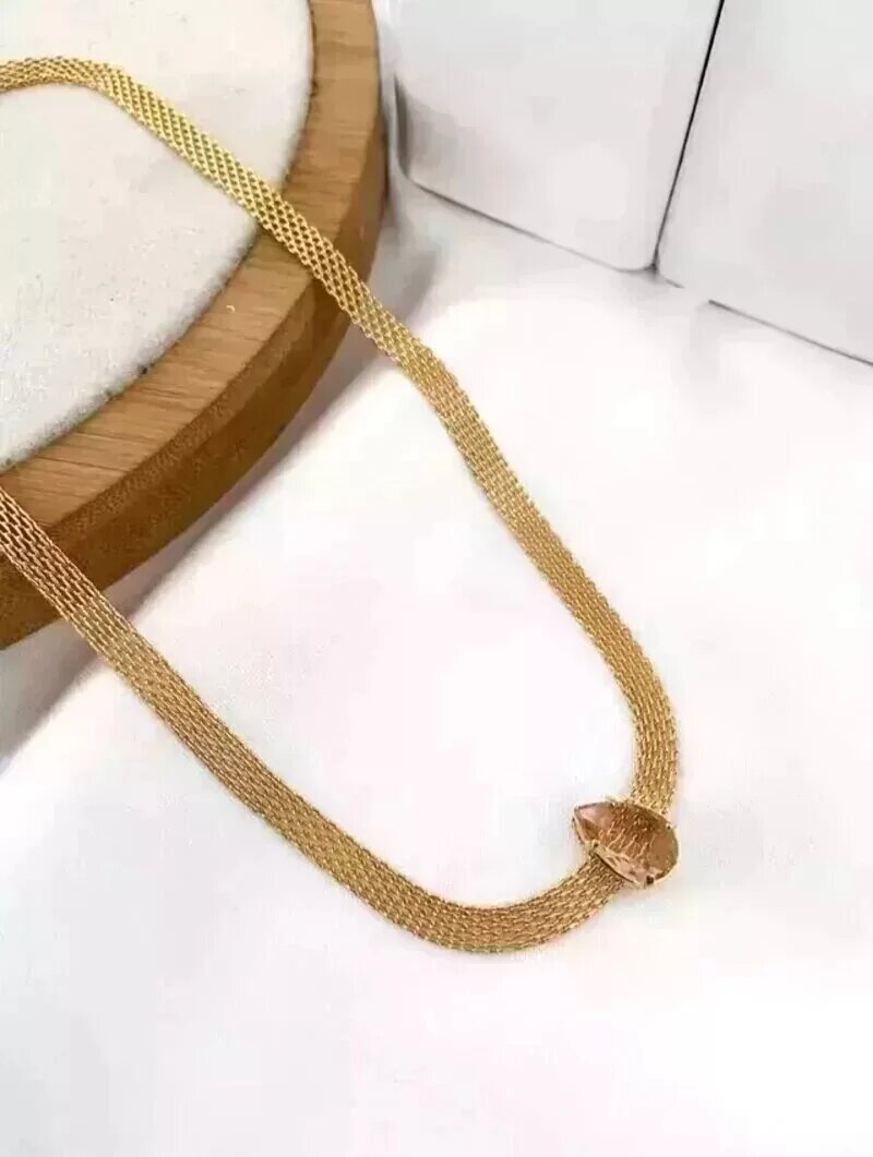 Choker de manta folheada com ponto de luz formato gota.