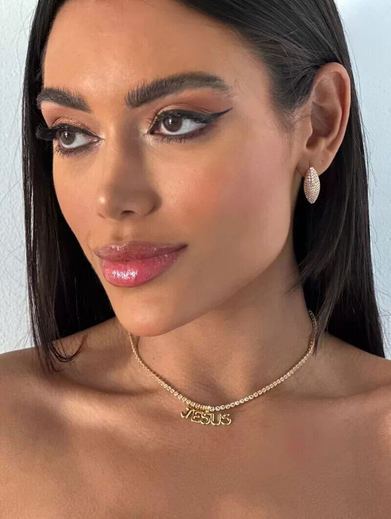 Choker de zircônia com pingente escrito Jesus folheado a ouro 18k e prata 925.