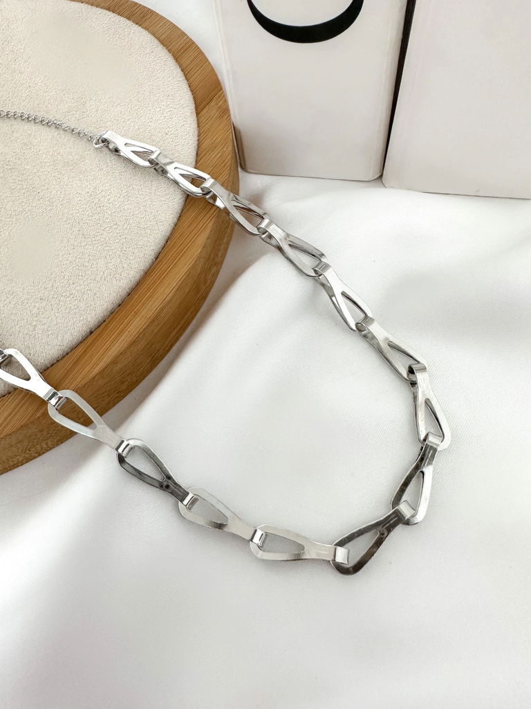 Choker design com elos vazados