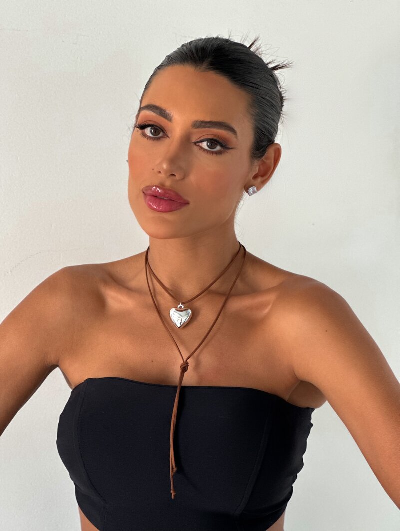 Choker em courino com pingente de coração folheado.