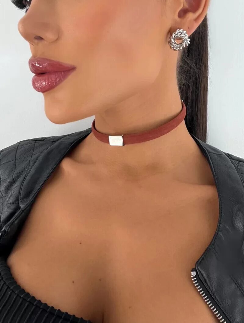 Choker em veludo com pingente quadrado folheado a ouro 18k e prata 925.