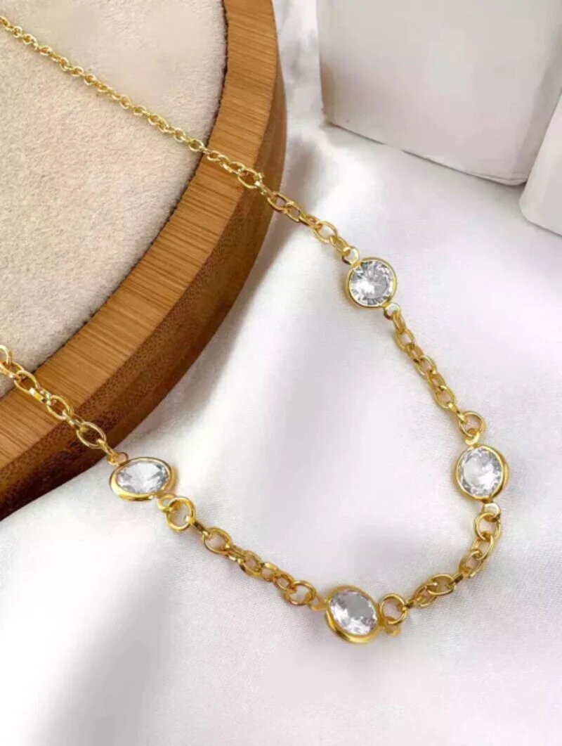 Choker folheada a ouro 18k com pontos de luz.
