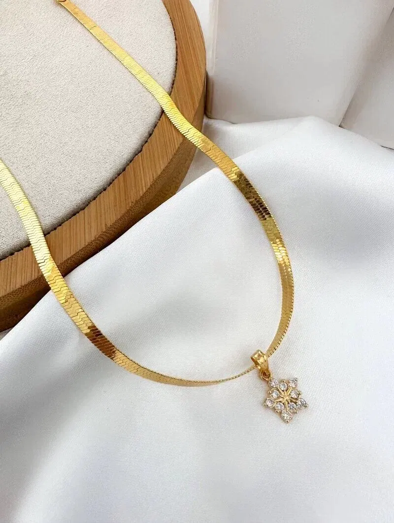 Choker Folheada a Ouro 18k Fita Laminada com Estrela Cravejada