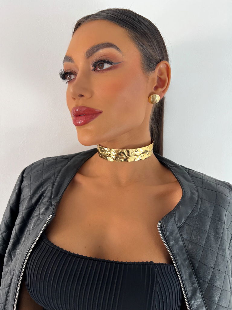 Choker folheada a ouro 18k marteladinha.