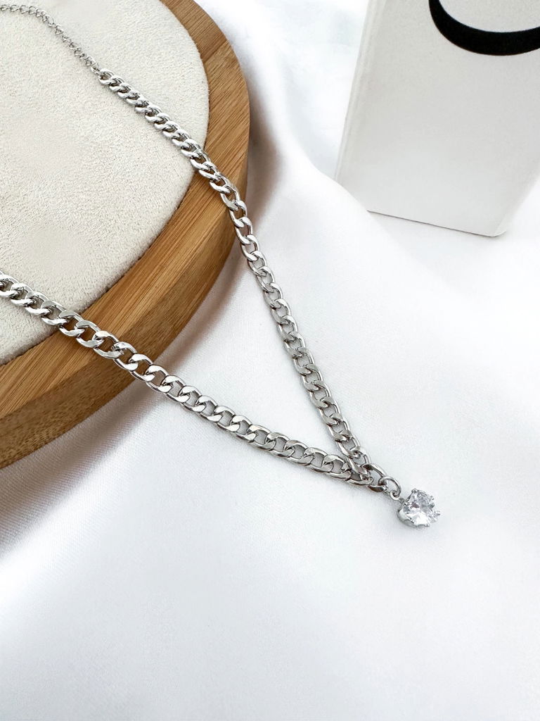 Choker folheada com corrente vazado e pingente coração cristal.