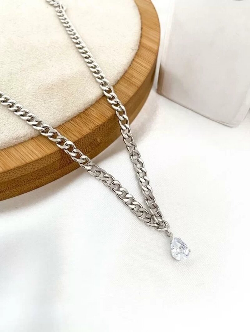 Choker folheada com corrente vazado e pingente cristal