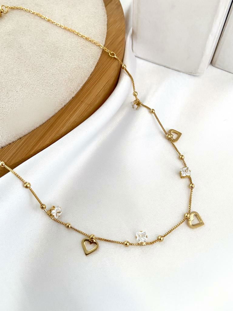 Choker folheada com cristais e corações vazados