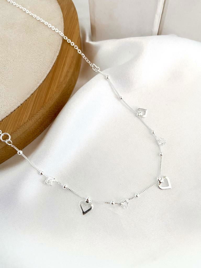 Choker folheada com cristais e corações vazados
