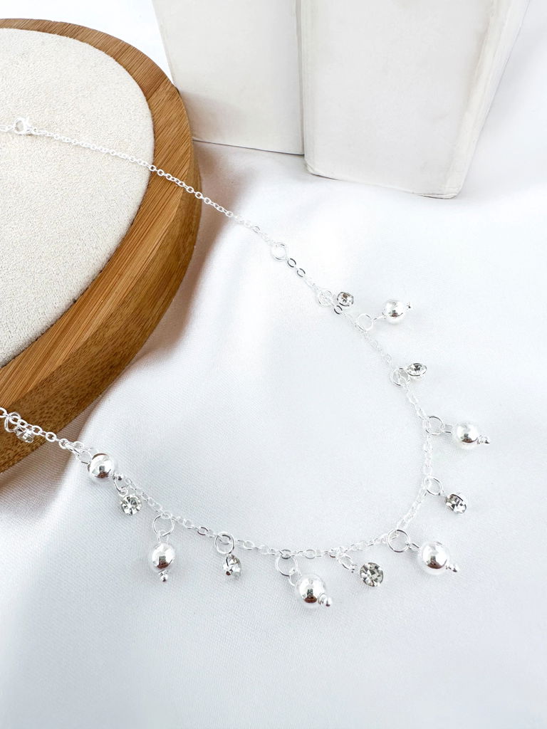 Choker folheada com esferas e pontos de luz.