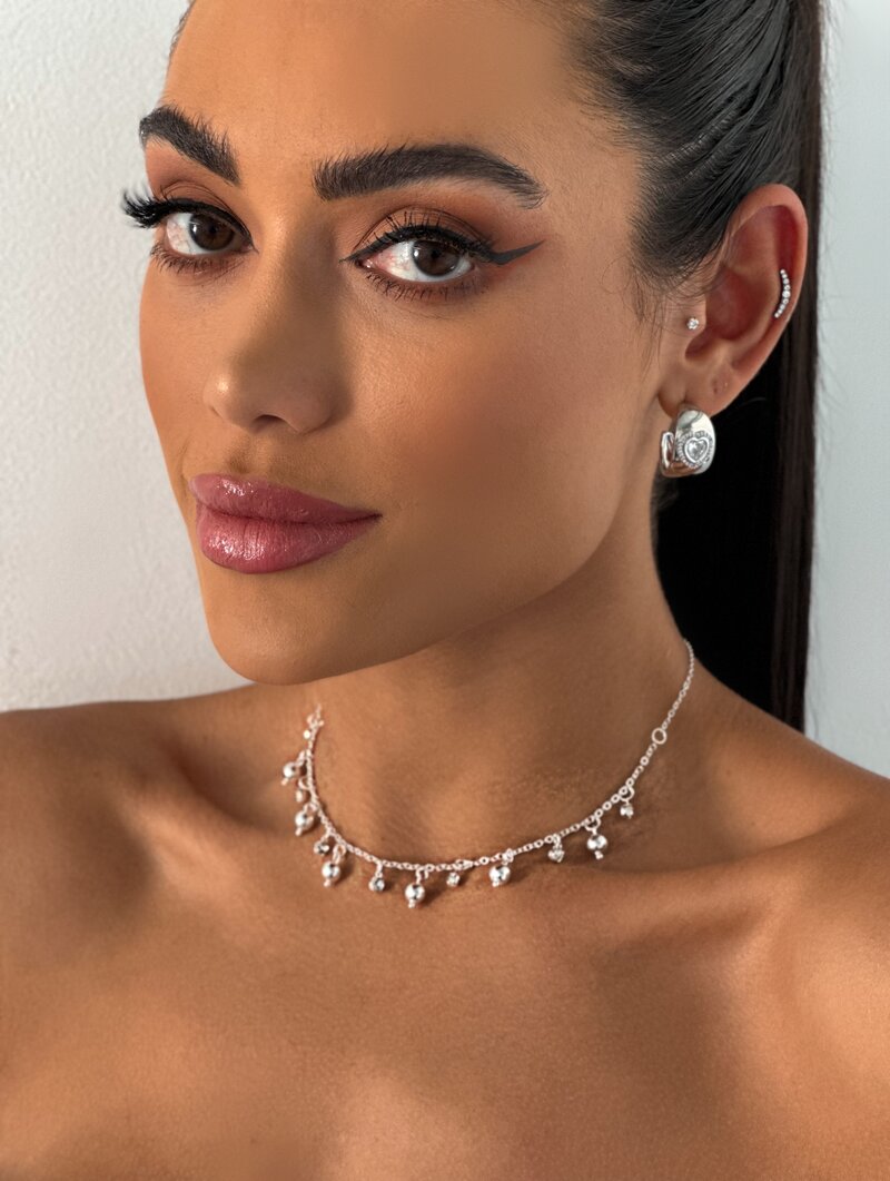 Choker folheada com esferas e pontos de luz.