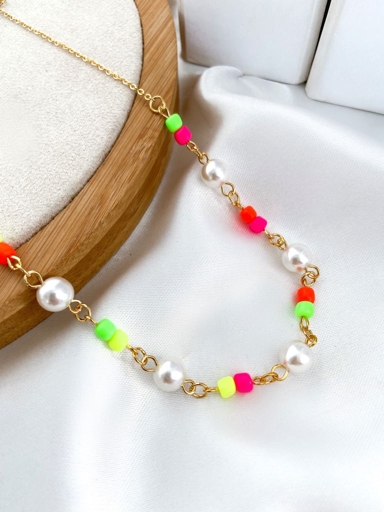 Choker folheada com perolas e cristais coloridos