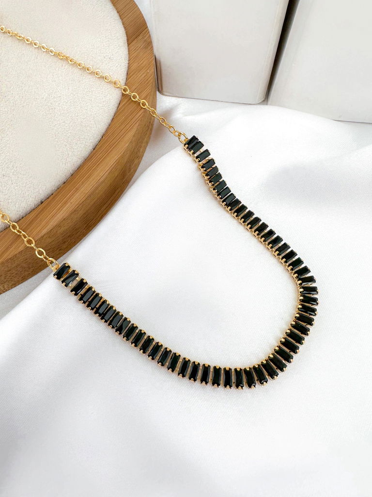 Choker folheada de navetes.