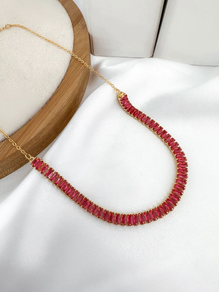 Choker folheada de navetes.