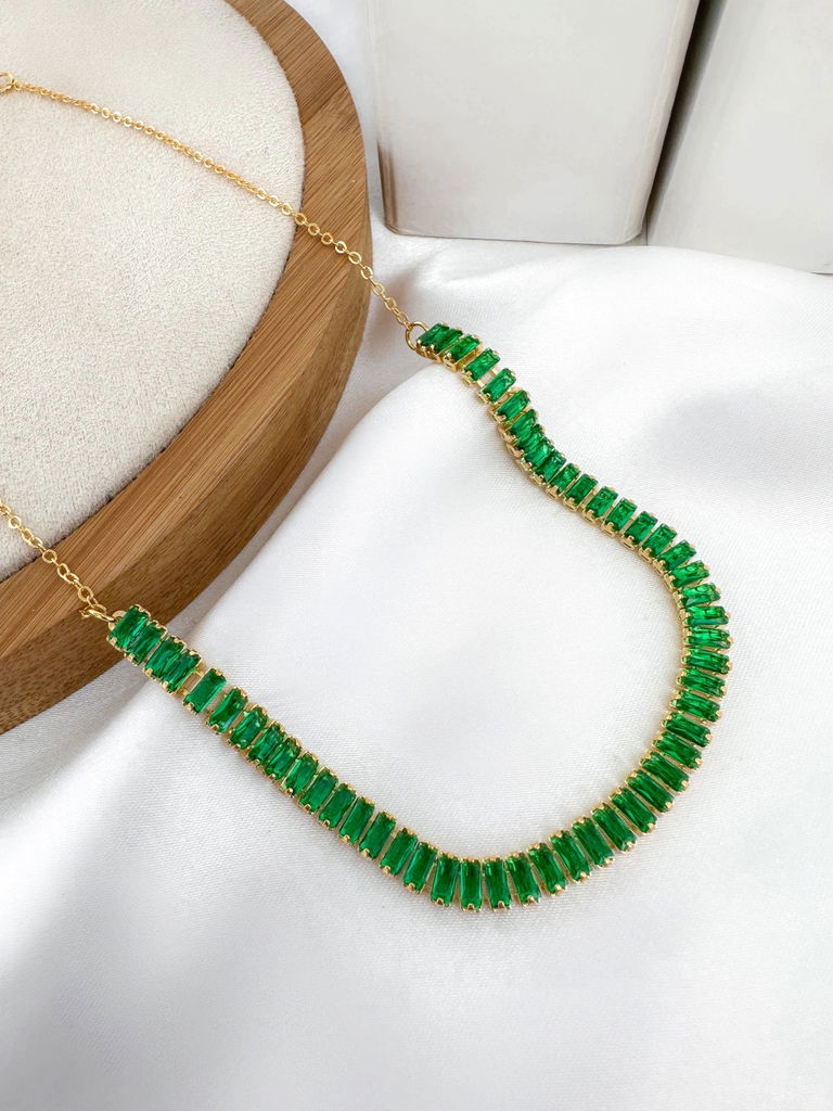 Choker folheada de navetes.