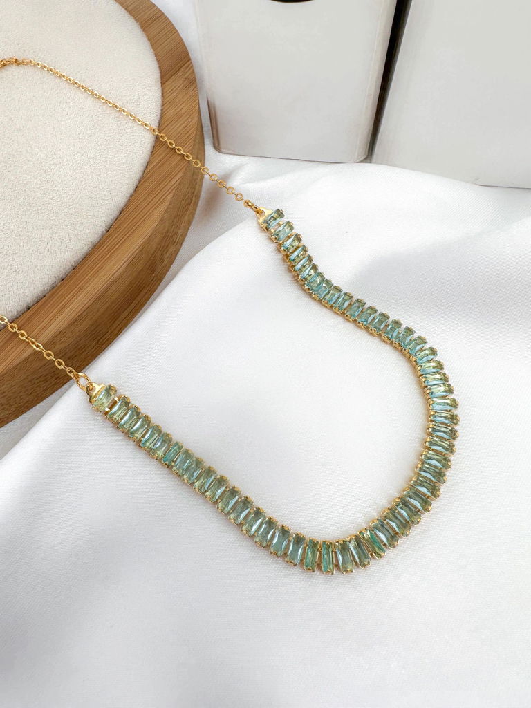 Choker folheada de navetes.