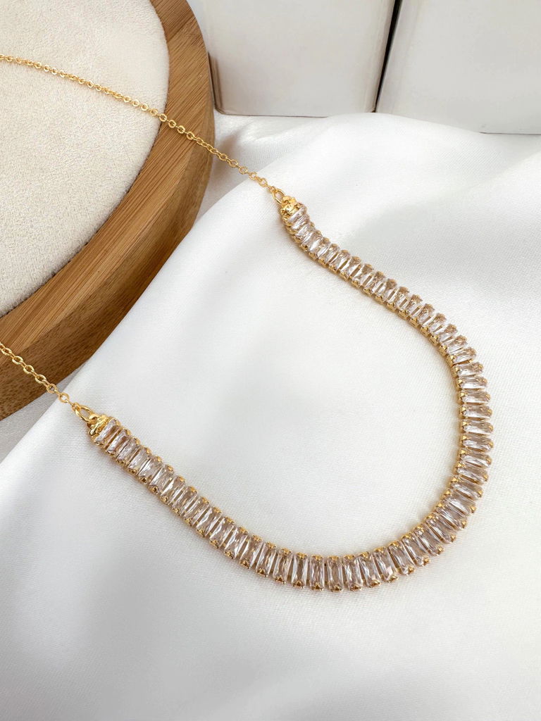 Choker folheada de navetes.