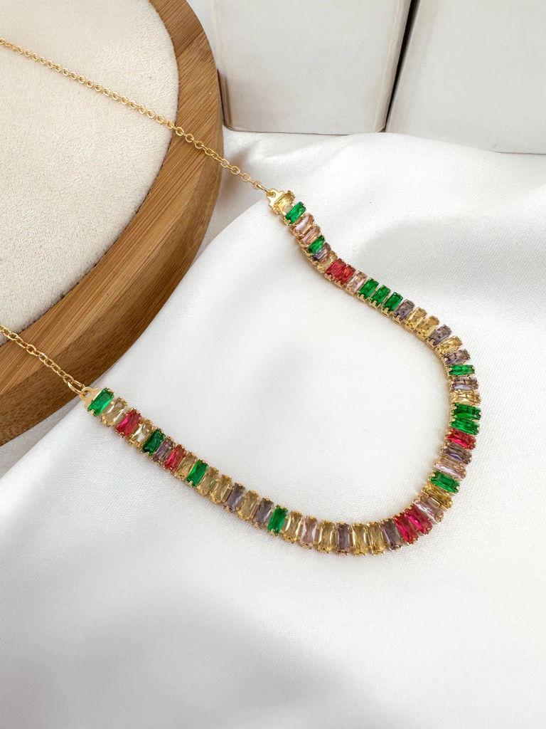 Choker folheada de navetes.