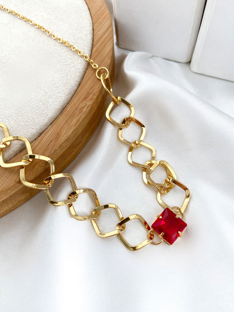 Choker folheada elos entrelaçados com pedra.