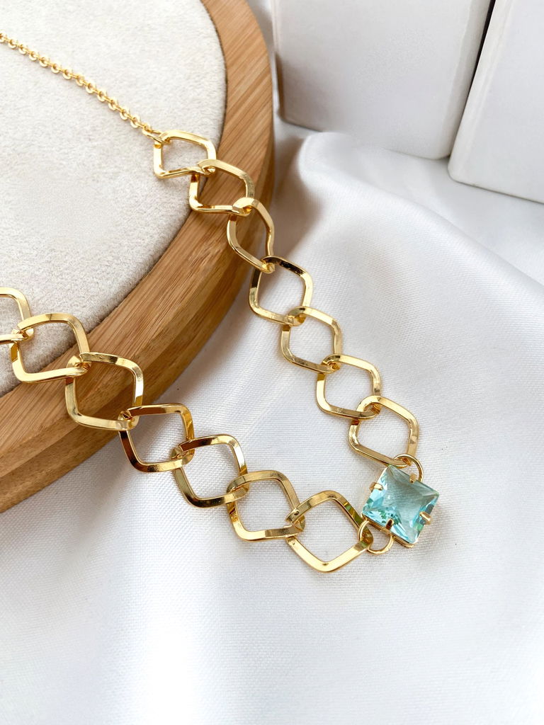 Choker folheada elos entrelaçados com pedra.