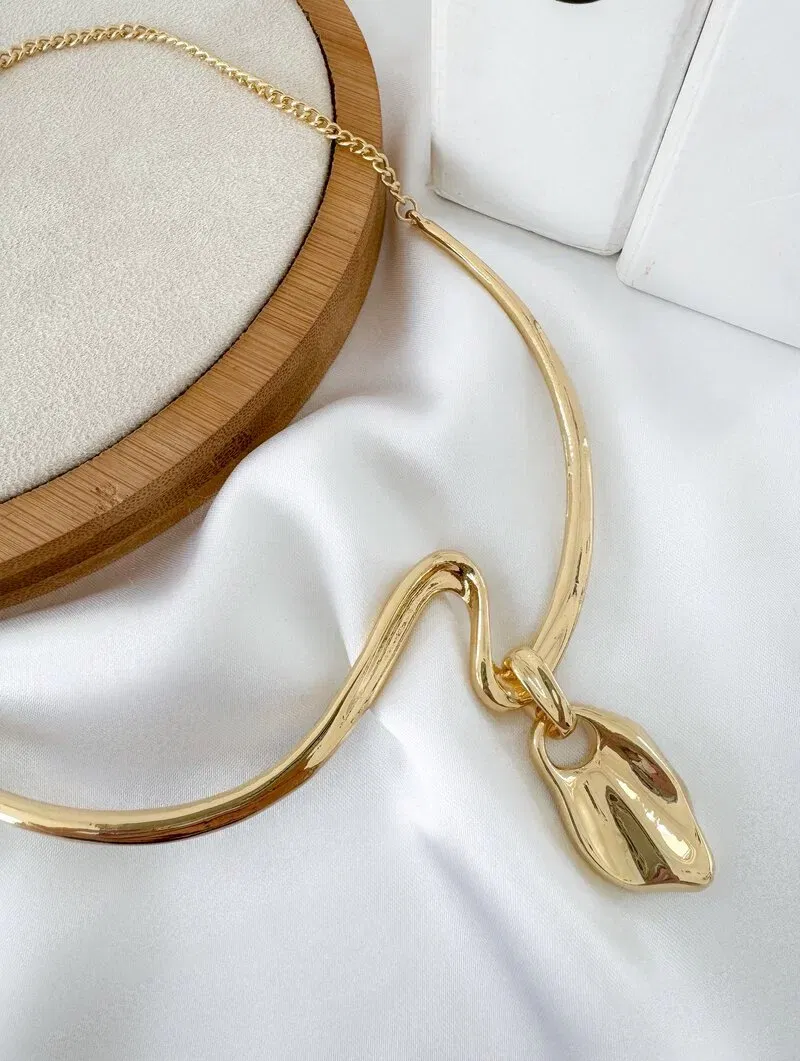 Choker Folheado a Ouro 18k e Prata Aro com Pingente Martelado