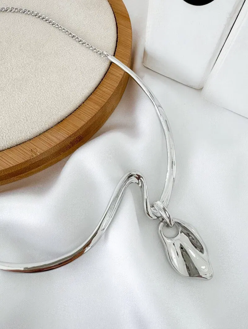 Choker Folheado a Ouro 18k e Prata Aro com Pingente Martelado
