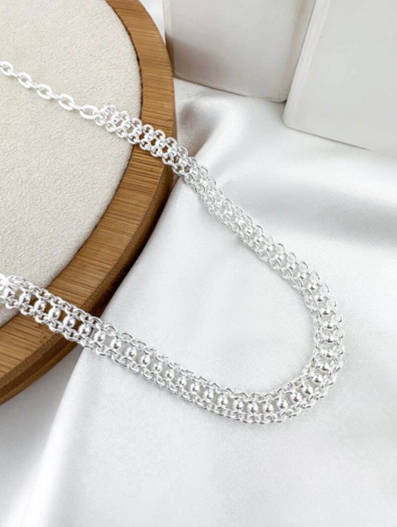 Choker vazada com meio de esferas lisas folheada a ouro 18 e prata 925.