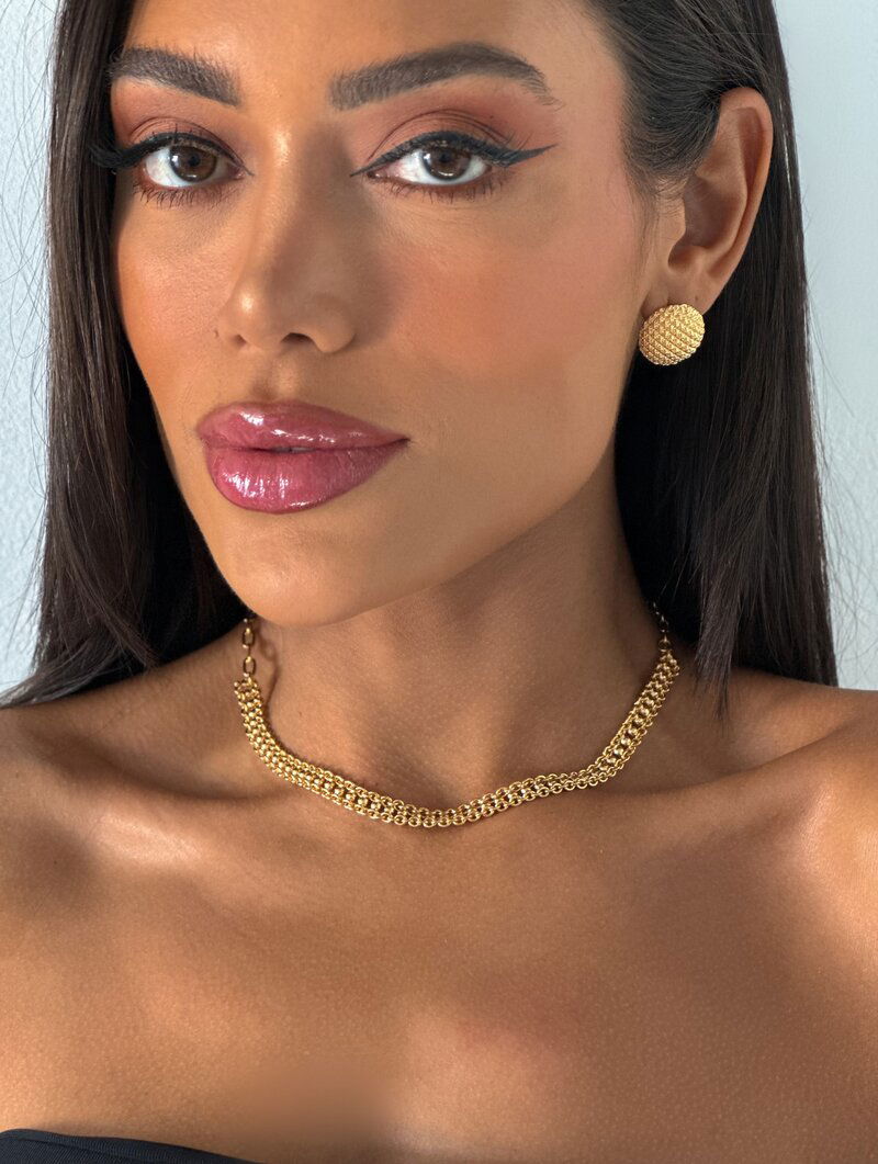 Choker vazada com meio de esferas lisas folheada a ouro 18 e prata 925.