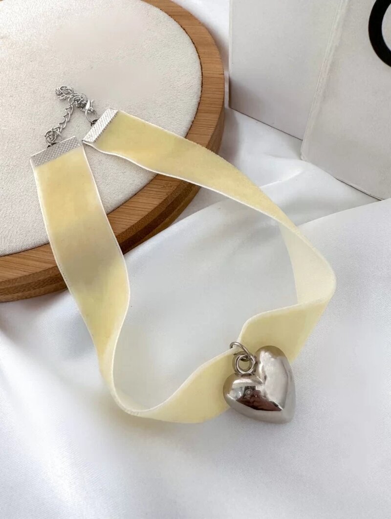 CHOKER VELUDO COM PINGENTE CORAÇÃO
