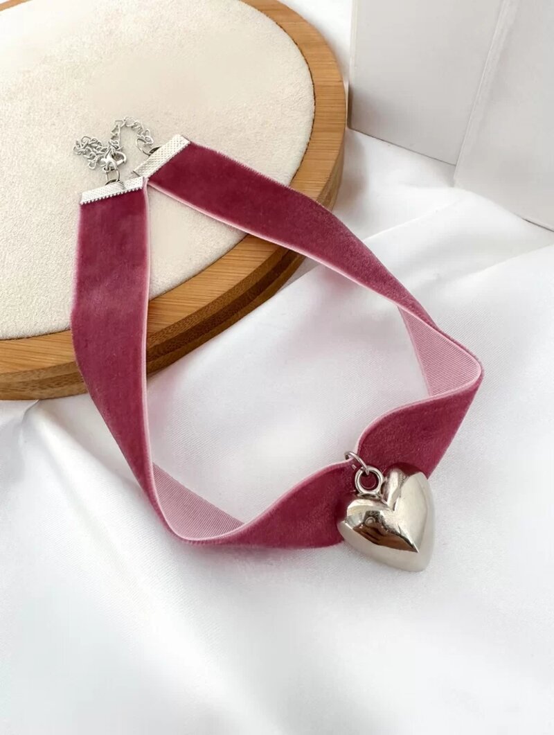 CHOKER VELUDO COM PINGENTE CORAÇÃO
