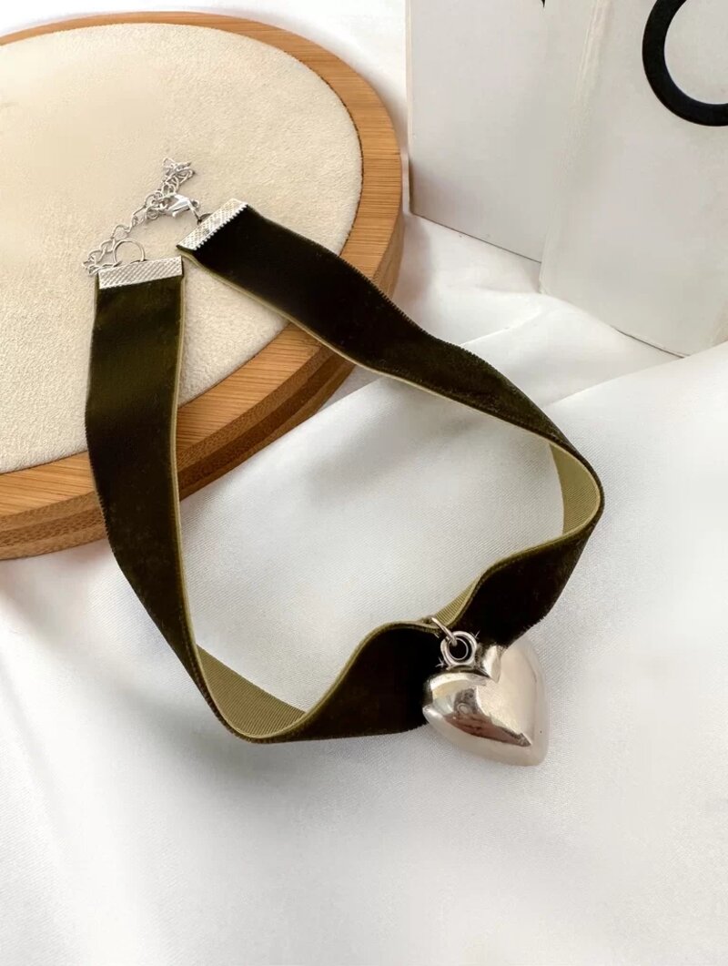 CHOKER VELUDO COM PINGENTE CORAÇÃO