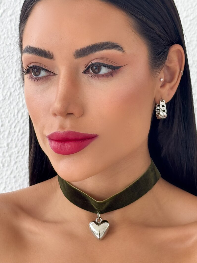 CHOKER VELUDO COM PINGENTE CORAÇÃO