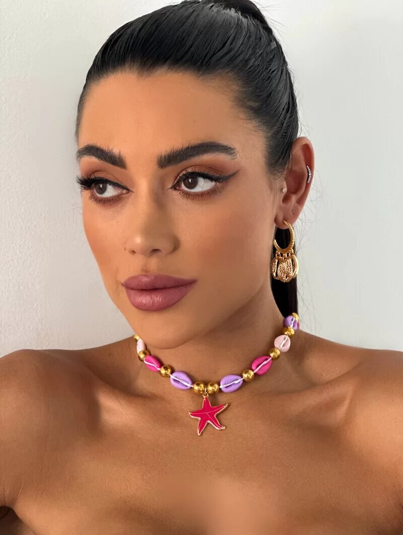Colar com búzios coloridos e estrela do mar folheada