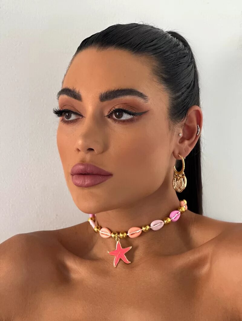 Colar com búzios coloridos e estrela do mar folheada