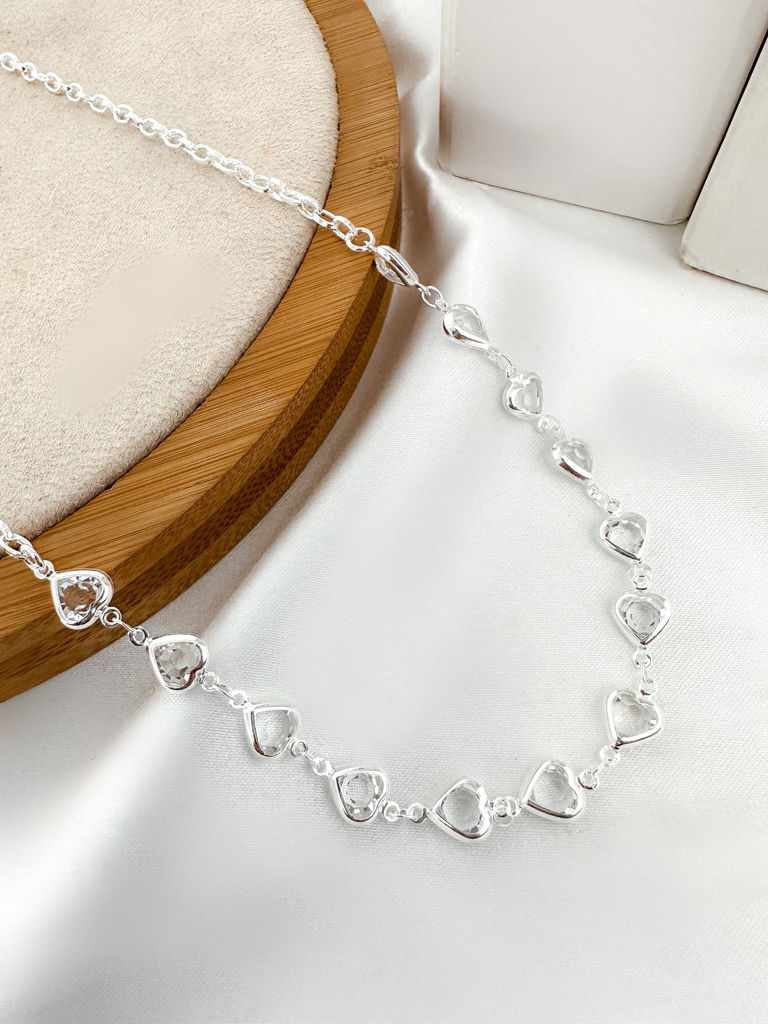 Colar com corações de cristais folheado em ouro 18k e prata 925