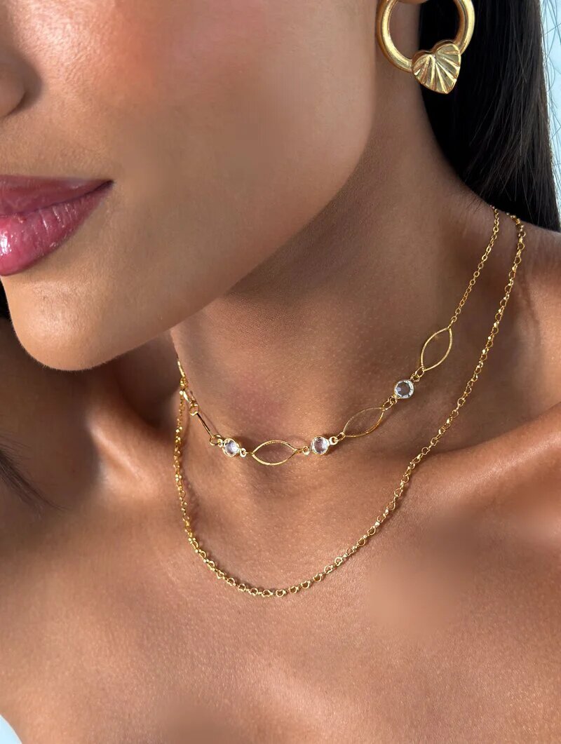 Colar com cristais e detalhe folheado em ouro 18k e prata 925.