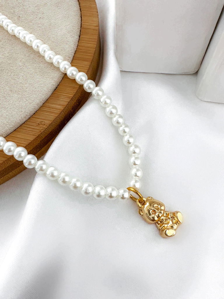 Colar com pérolas e com ursinho folheado a ouro 18k.