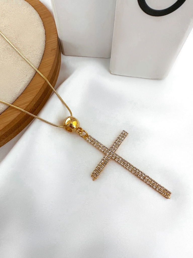 Colar com pingente de cruz fina em zircônia folheado em ouro 18k.